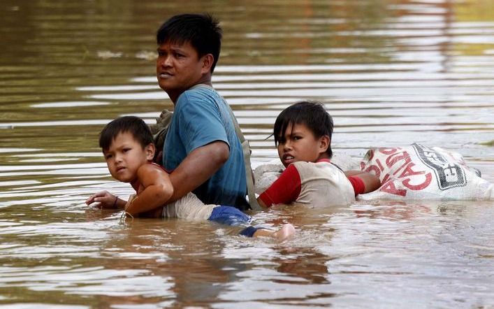 MANILLA – Voor de derde keer in vijf weken is het grootste eiland van de Filipijnen getroffen door een tyfoon. De storm heeft zaterdag overstromingen veroorzaakt in de gebieden op Luzon die nog niet hersteld waren van de eerdere natuurrampen. Foto EPA