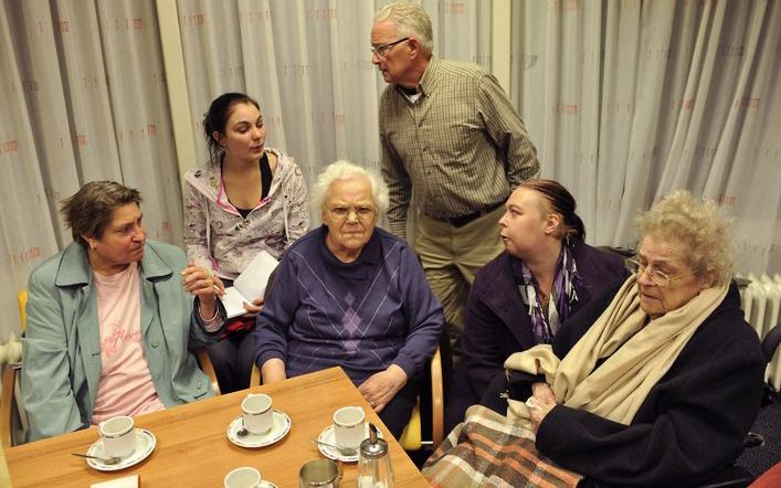 STEIN – De geëvacueerde bewoners van seniorenflat ’De Stevel’ bij het door brand verwoeste winkelcentrum in Stein kunnen sinds zaterdagmiddag weer terug naar huis. Dat liet de gemeente Stein zaterdag weten. Foto ANP