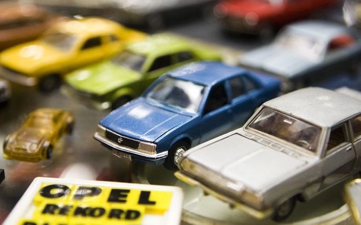 TIJNJE – Miniaturen van het automerk Opel bij het Nederlands Opel Automuseum in Tijnje. De vakbonden in Duitsland en de ondernemingsraad van Opel hebben woensdag de werknemers van het autoconcern opgeroepen vanaf donderdag werkonderbrekingen te houden uit