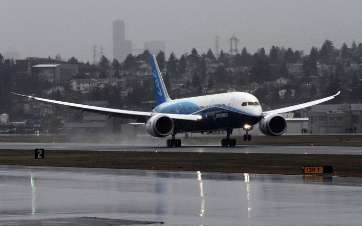 Dreamliner landt na succesvolle proefvlucht op vliegveld van Paine Field. Foto EPA