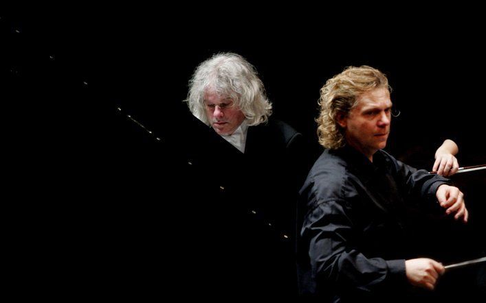 ROTTERDAM - Pianist Ronald Brautigam (l.) speelde in 2005 in de Rotterdamse Doelen uit werk van Ludwig van Beethoven. Dirigent Conrad van Alphen (r.) begeleidde Brautigam hierbij. Foto ANP