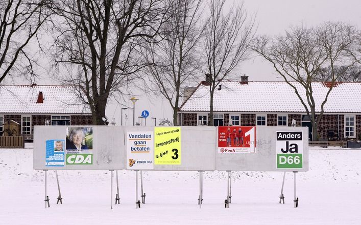 LELYSTAD – Een billboard in de Houtribweg in een besneeuwd Lelystad is beplakt met affiches van politieke partijen. Op 3 maart mogen de Nederlanders weer naar de stembus voor de gemeenteraadsverkiezingen. Foto ANP