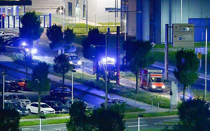 Een ebolapatiënt wordt vervoerd na aankomst op het Duitse vliegveld Halle/Leipzig. beeld EPA