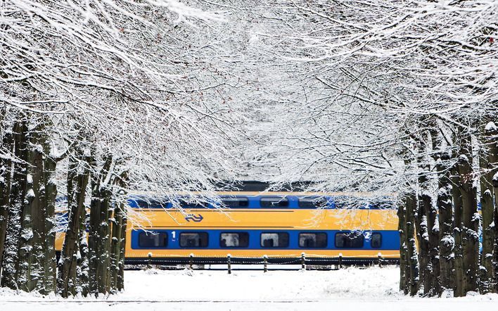 UTRECHT – Het winterweer en de daardoor ontstane chaos op het spoor heeft de Nederlandse Spoorwegen (NS) inmiddels vele miljoenen euro’s gekost. De 1,5 miljoen vaste klanten van de NS kunnen vanaf dinsdag een brief op de mat of in de mailbox verwachten wa