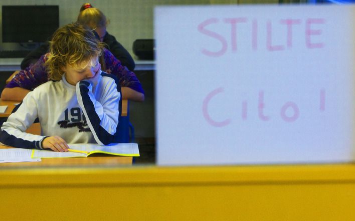 ARNHEM - Jongens hebben de Cito-toets dit jaar ietsje beter gemaakt dan meisjes. Vooral de rekenopgaven deden zij beter. Meisjes waren daarentegen wel beter in taal. Gemiddeld haalden de leerlingen een score van 535,8. Hierbij hoort het advies van de geme