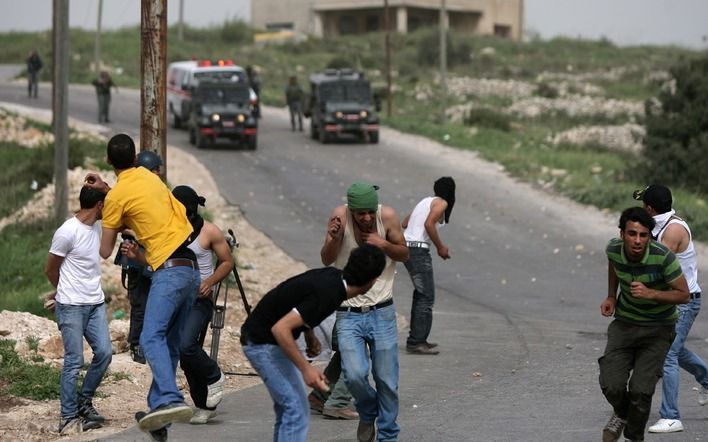 Palestijnen protesteren maandag tegen de bouw van appartementen voor Joodse kolonisten in Oost–Jeruzalem. Foto EPA