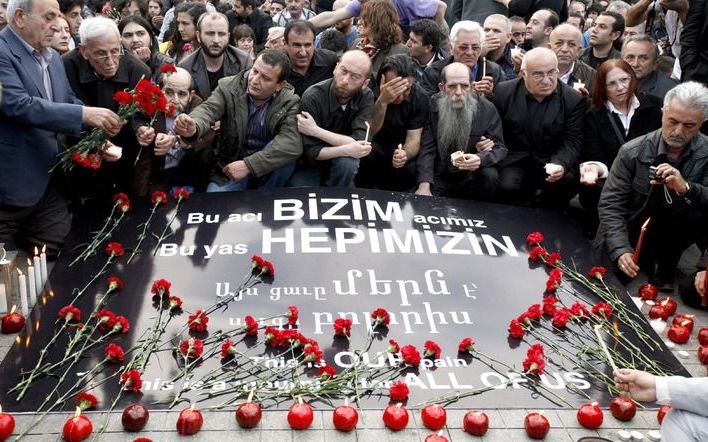 ISTANBUL (ANP) – Ongeveer tweehonderd mensen deden zaterdag mee aan twee herdenkingen, die werden georganiseerd door IHD, één van de grootste mensenrechtenorganisaties van het land. Foto EPA