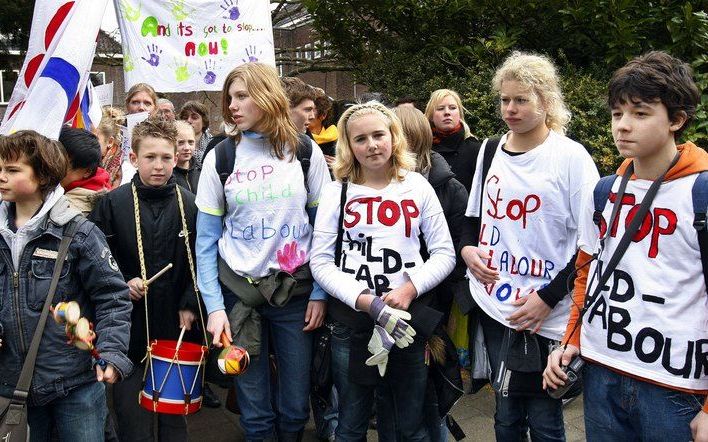 Felice Pekelder (9) en Wessel Gemst (10) uit Maarn hebben woensdag in de Tweede Kamer parlementariërs gevraagd actie te ondernemen tegen kinderarbeid. Honderd andere basisschoolkinderen liepen tegelijkertijd in Den Haag langs negen ambassades om een boek,