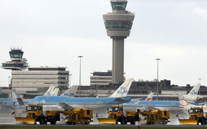 DEN HAAG (ANP) – Het kabinet gaat luchthaven Schiphol nog eens uitleggen wat de verwachte economische gevolgen zijn van de in te voeren heffing op vliegtickets per 1 juli. Foto ANP