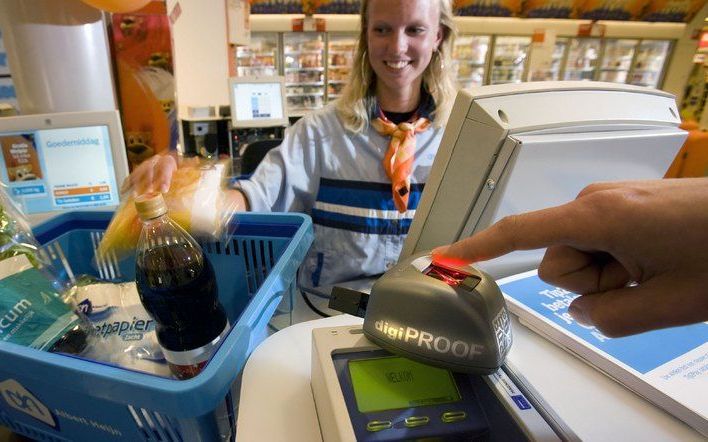 BREUKELEN – Klanten van de Albert Heijn in Breukelen kunnen vanaf dinsdag betalen met hun vinger. De proef duurt zes maanden. Foto ANP