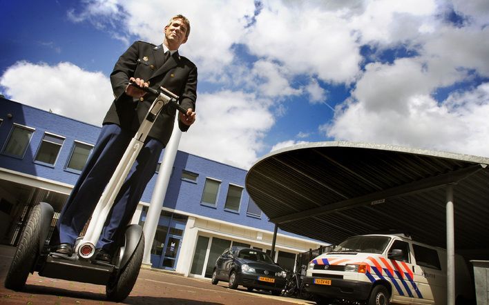 Vanaf 15 oktober mogen mensen alleen nog met hun Segway de weg op wanneer de gemotoriseerde tweewielerstap een kenteken heeft. Om een kenteken te krijgen, moet de step worden gekeurd, zo heeft de Rijksdienst voor het Wegverkeer (RDW) dinsdag gemeld. Foto 