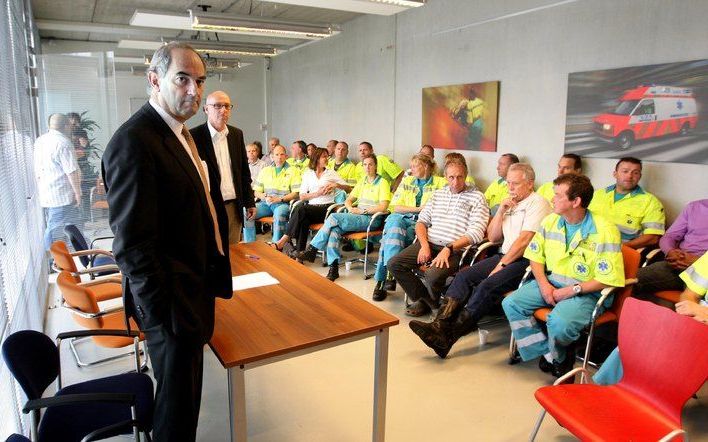 AMSTERDAM – Burgemeester Cohen van Amsterdam slaagde er donderdag in de werknemers van ambulancebedrijf Verenigd Ziekenvervoer Amsterdam (VZA) te weerhouden van een staking, na een geweldsincident eerder deze week. Foto ANP