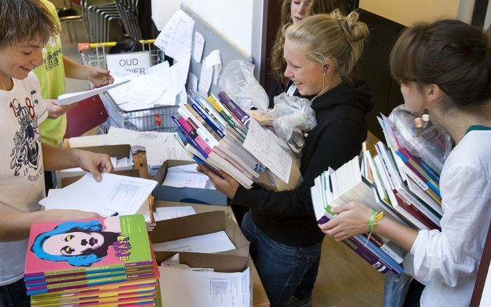 DEN HAAG - Staatssecretaris Van Bijsterveldt van Onderwijs heeft woensdagavond met scholen en educatieve boekverkopers afspraken gemaakt over de manier waarop de schoolboeken gratis worden. Foto ANP