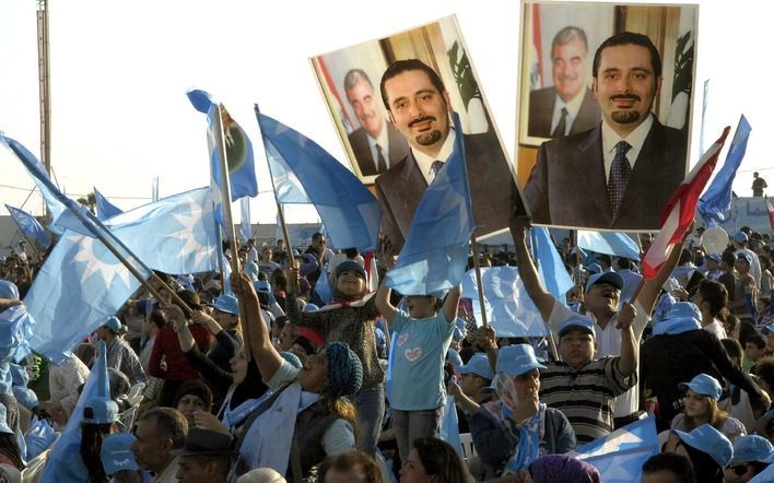 BEIROET – Aanhangers van de vermoorde Rafik Hariri tonen zijn foto en zwaaien met vlaggen van de partij tijdens een verkiezingsbijeenkomst in Beiroet. De verkiezingen worden op 7 juni gehouden. Foto EPA