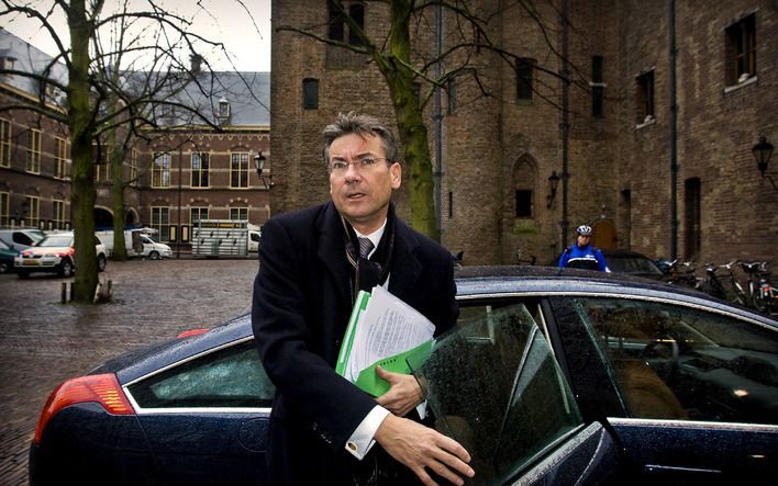 DEN HAAG – Minister Verhagen (Buitenlandse Zaken) zou in zijn contacten met NAVO–baas Anders Fogh Rasmussen zijn boekje te buiten zijn gegaan. Dat blijkt volgens bronnen rond de PvdA uit een „heftige evaluatie” die het kabinet vrijdag maakte. Andere bronn