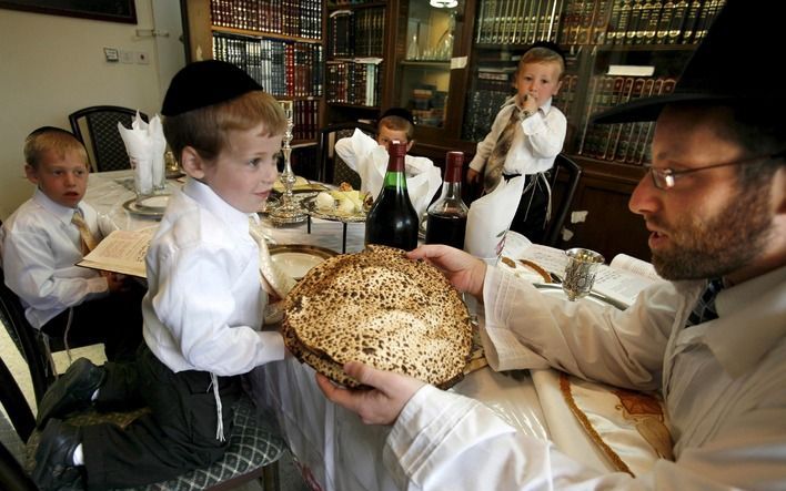 Een joodse familie viert de jaarlijkse pesachmaaltijd. - Foto EPA