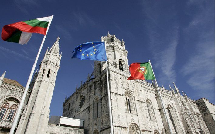 LISSABON – De Europese regeringsleiders zetten morgen in Lissabon hun handtekening onder het in oktober bereikte akkoord over de hervormingen in de EU. De plechtigheid vindt plaats in het Jeronimosklooster (foto), waar gisteren en vandaag alles voor de pl