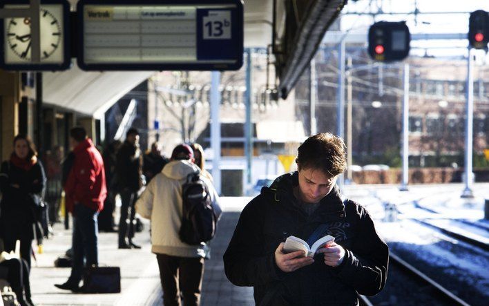 ROTTERDAM - Mensen wachten op treinen op de perrons van Rotterdam CS dinsdagochtend. Het treinverkeer van en naar Rotterdam Centraal lag dinsdagochtend stil als gevolg van de sneeuwval. De treinen konden niet rijden omdat er enkele wissels moesten worden 