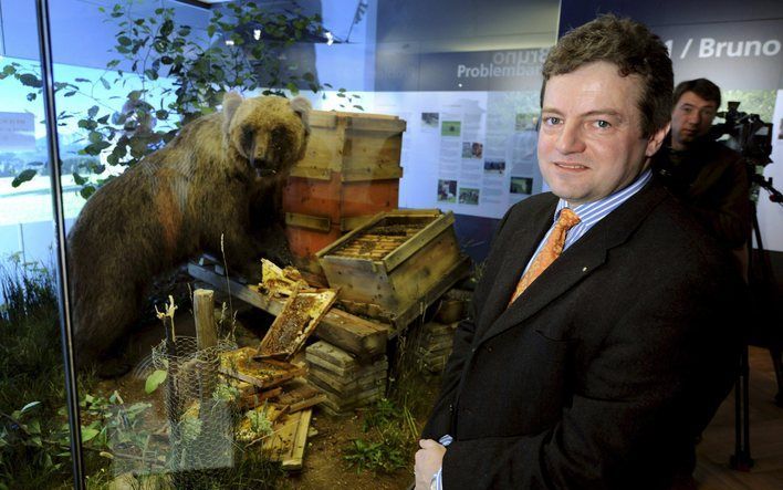 MÜNCHEN (ANP) – De bruine ’probleembeer’ Bruno is voortaan als honingdief in een museum in het Zuid-Duitse München te zien. Het dier is zo opgezet dat het lijkt alsof hij wordt betrapt bij het plunderen van een bijenkorf, meldden media woensdag. Foto EPA