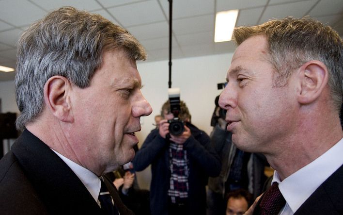 Opstelten (l) maandag in gesprek met zijn verslagen opponent Hoes. De VVD-leden hebben de Rotterdamse burgemeester gekozen tot hun nieuwe partijvoorzitter. Of Opstelten de gewenste rust in de partij kan brengen, is nog de vraag. Foto ANP