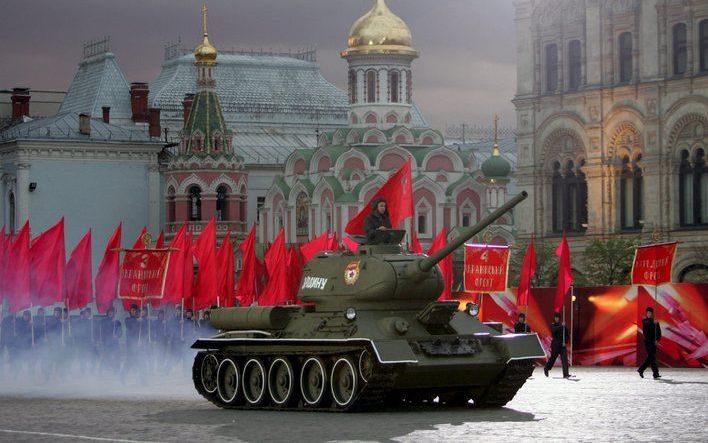 Binnenkort dragen Russische tanks slofjes om het Rode Plein tegen de metalen rupsbanden te beschermen. Foto EPA