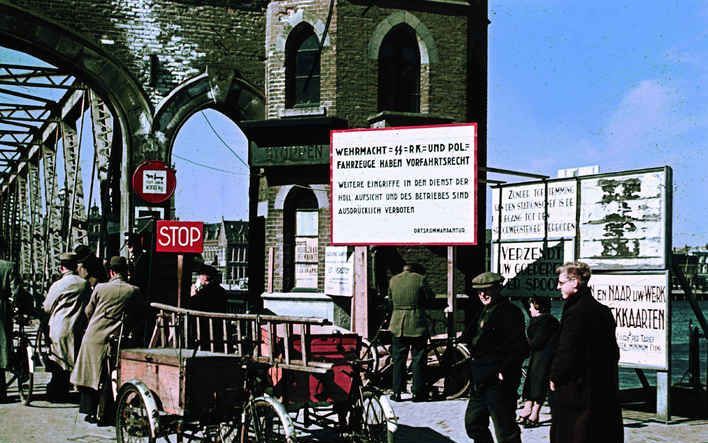 Voetgangers en fietsersmoeten wachten bij de brug over de IJssel. De bezettingsmacht had voorrang. Kampen, 24 april 1941. Foto's NIOD/DiaArchief mr. A. Hustinx