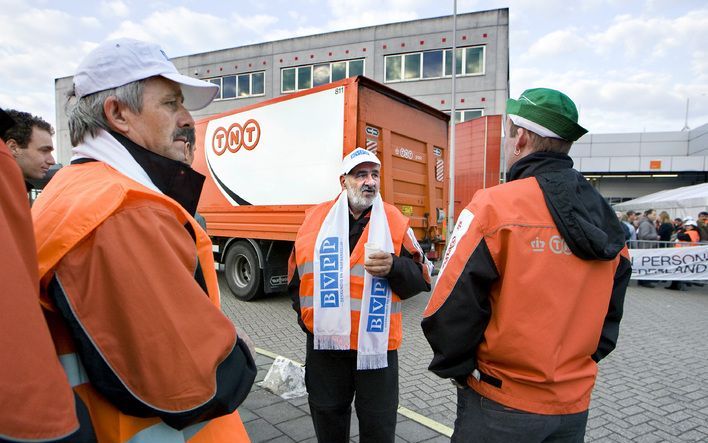 LEIDSCHENDAM - Werknemers van postbedrijf TNT woensdag tijdens de start van de estafettestakingen in Den Haag. Vrijdag wordt er in Den Haag geen post bezorgd. Woensdag 16 april verliep het ultimatum dat de bonden aan TNT hadden gesteld. Foto's ANP