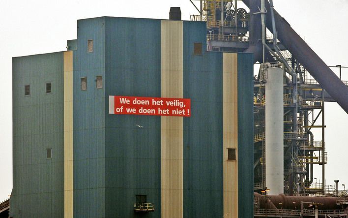 IJMUIDEN - Op de fabriek van Corus hangt een groot bord ”We doen het veilig of we doen het niet!". Foto ANP