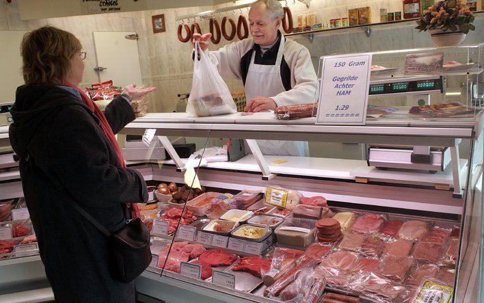 Bij drie van elf Ierse rundveebedrijven zijn te hoge dioxinegehaltes aangetroffen. Het vlees van deze drie bedrijven wordt niet in de handel gebracht. Dit meldde de Nederlandse Voedsel en Waren Autoriteit (VWA) dinsdag. Foto ANP