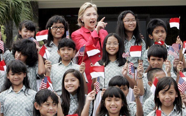 JAKARTA – De Amerikaanse minister van Buitenlandse Zaken, Hillary Clinton, poseerde woensdagmorgen tussen Indonesische studenten in Jakarta. Indonesië is het tweede land in Zuidoost-Azië dat Clinton bezoekt, met als doel de banden van de VS met de regio t