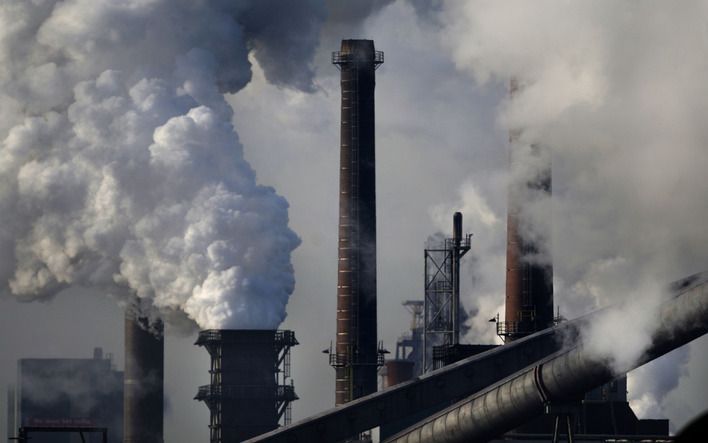 DEN HAAG - De Nederlandse industrie schroeft haar productiecapaciteit terug. Op de foto de hoogovens bij IJmuiden. Foto ANP