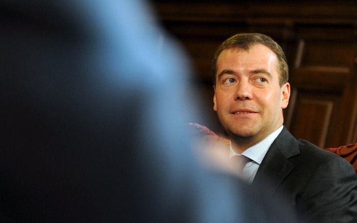 MOSKOU – De meeste Russen zien president Dmitri Medvedev als een kopie van premier en oud–president Vladimir Poetin. Medvedev zou volgens 80 procent van de ondervraagden „exact” respectievelijk „in essentie" de door Poetin uitgestippelde koers volgen. Dat