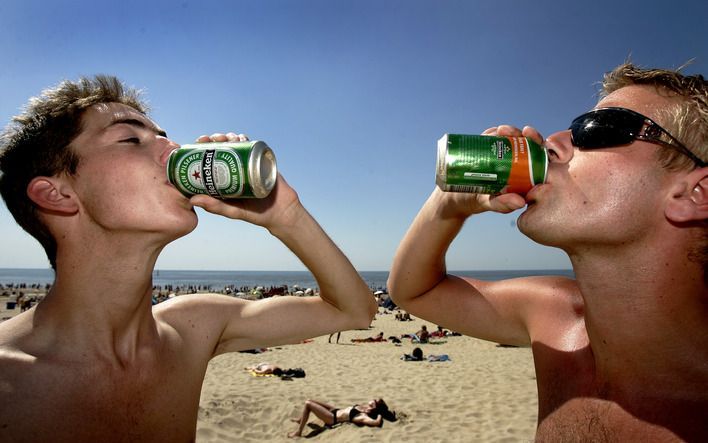 De Tweede Kamer wil graag weten op welke plekken jongeren zo veel drinken dat ze met een alcoholvergiftiging in het ziekenhuis belanden. Foto ANP