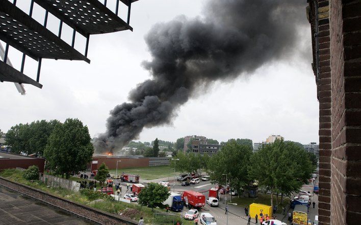 AMSTERDAM – Een brand in een loods in Amsterdam heeft maandag voor grote overlast in de omgeving gezorgd. Een naastgelegen pand met daarin een kinderdagverblijf en enkele bedrijven moest worden ontruimd. Vanwege de sterke rookontwikkeling moesten mensen i