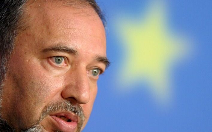 JERUZALEM (ANP) – De Israëlische minister van Buitenlandse Zaken Avigdor Lieberman toonde woensdag geen enthousiasme voor de pleidooien van zijn Nederlandse collega Verhagen. Dat bleek na een werkontbijt dat de bewindslieden hadden in Jeruzalem. Foto EPA