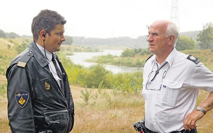 MAARN – Agent Jan Jaap van Eckeveld (l.) en bijzonder opsporingsambtenaar Ron Bosch houden in de Zanderij Maarn een oogje in het zeil. Foto RD