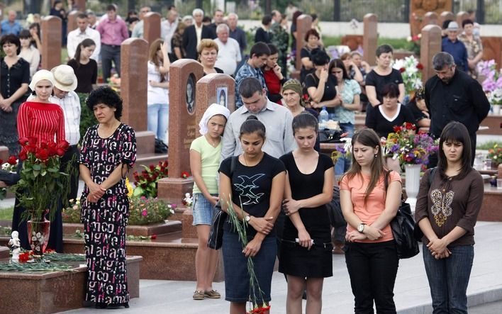 BESLAN – Circa vijfduizend overlevenden en nabestaanden van het bloedbad op een school in Beslan hebben donderdag meegedaan aan een herdenking. Foto EPA