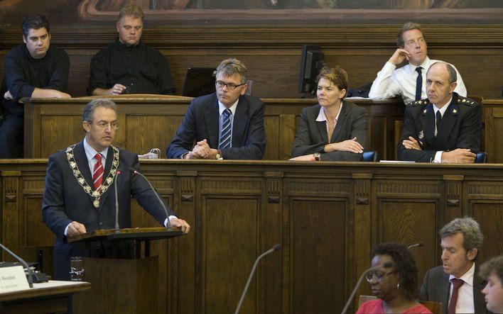 ROTTERDAM – Burgemeester Aboutaleb aan het woord tijdens de buitengewone raadsvergadering donderdag in Rotterdam. Directeur Veiligheid van de gemeente Rotterdam Littooij (rechts naast Aboutaleb) luistert samen met de Rotterdamse korpschef Meijboom (uiters