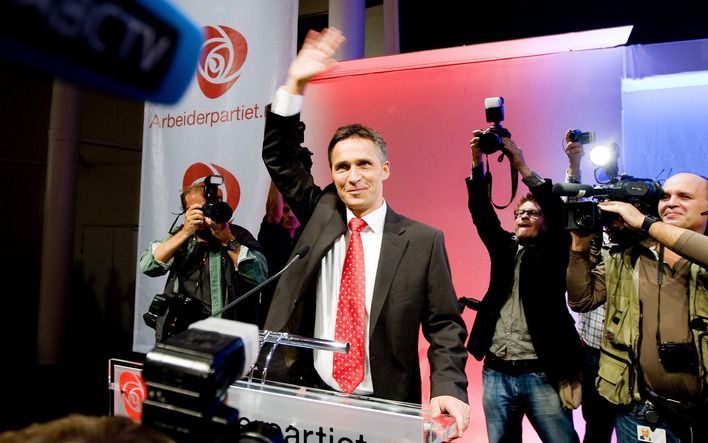 OSLO - De Noorse premier Jens Stoltenberg heeft in de nacht van maandag op dinsdag de verkiezingsoverwinning opgeëist voor zijn centrumlinkse coalitieblok. Foto EPA