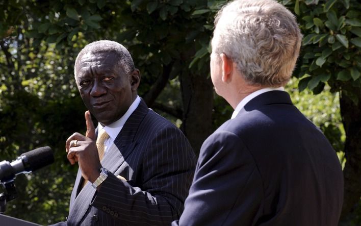 WASHINGTON – „De grote mannen in Afrika moeten pas op de plaats maken”, aldus de Ghanese oud-president John Kufuor. Foto: Kufuor (l.) op bezoek bij de toenmalige Amerikaanse president George Bush, september 2008. Foto EPA