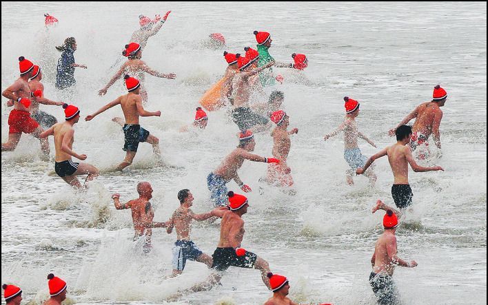 ROTTERDAM – Pas als op Scheveningen een gevoelstemperatuur van –10 graden Celsius wordt verwacht, gelast Unox de traditionele nieuwjaarsduik af. Een woordvoerster van de snertfabrikant zei woensdag dat de voorspellingen momenteel nog gunstig zijn en de du