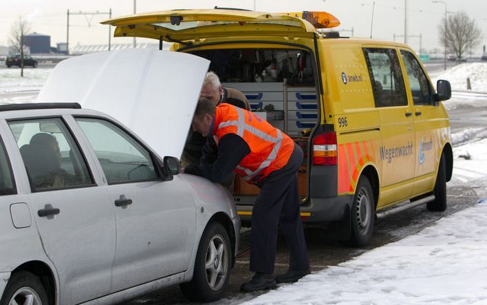 APELDOORN – Drukte bij de spoedeisende hulp, gebrek aan sleetjes en sneeuwschuivers, overuren draaiende schaatsfabrieken en zwerfdieren in nood. Dinsdag werd duidelijk dat de winterse omstandigheden greep krijgen op het dagelijks leven. Foto ANP