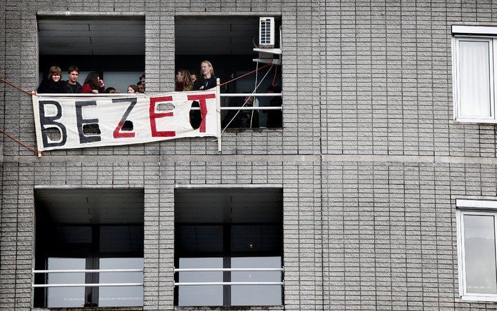 UTRECHT - Een groep van enkele tientallen Utrechtse studenten bezet maandag het bestuursgebouw van de Universiteit Utrecht. Foto ANP