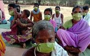 Dalits maken mondkapjes van boombladeren. beeld Serve India