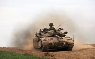 Een Israelische tank verlaat de Gazastrook. Foto EPA