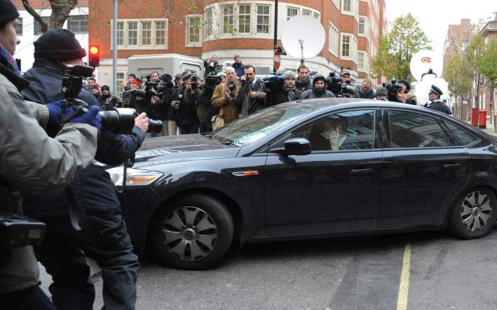 Assange komt dinsdagmiddag aan bij het de Magistrates Court van de City of Westminster.  Foto EPA