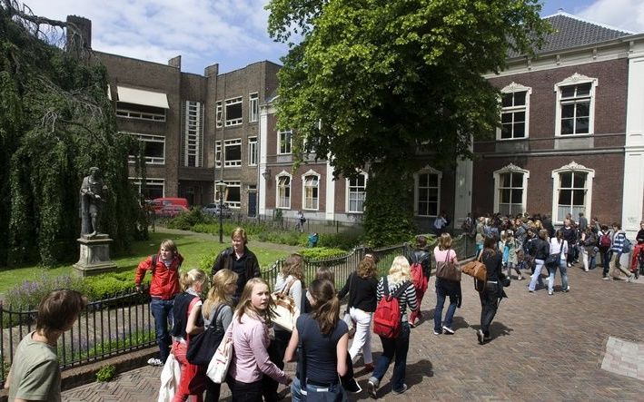 HAARLEM – Achttien ouders eisten gisteren voor de voorzieningenrechter in Haarlem dat hun kinderen worden toegelaten op het Stedelijk Gymnasium in Haarlem. De kinderen zijn uitgeloot bij de school, die stelt dat niet meer dan 140 nieuwe leerlingen kunnen 