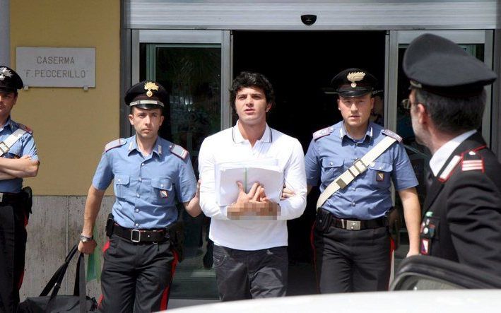 ROME - De Italiaanse politie arresteert een lid van de maffia, 26 mei 2008. Om criminaliteit te bestrijden, wil de Italiaanse regering 3000 militairen de steden in sturen.