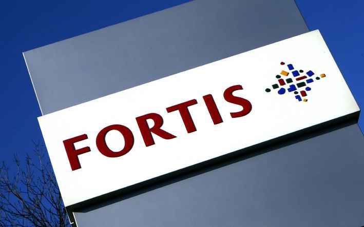 AMSTERDAM - Fortis is hard geraakt door de dure overname van delen van ABN AMRO en de huidige slechte marktomstandigheden. De Belgisch-Nederlandse bank-verzekeraar kondigde donderdag een financiële noodgreep aan, waarmee ruim 8 miljard euro wordt toegevoe