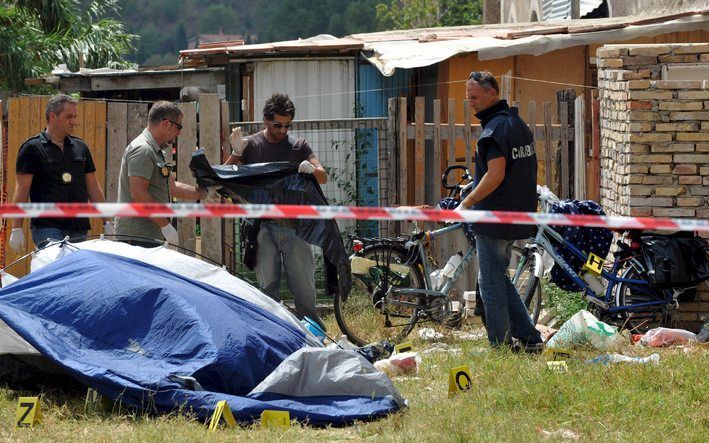 ROME - Agenten inspecteren de plek des onheils. De Italiaanse politie heeft zaterdag twee Roemeense schaapherders van 20 en 32 jaar aangehouden voor de gewelddadige roofoverval op een Nederlands koppel uit Waalre. De Nederlanders waren op fietsvakantie en